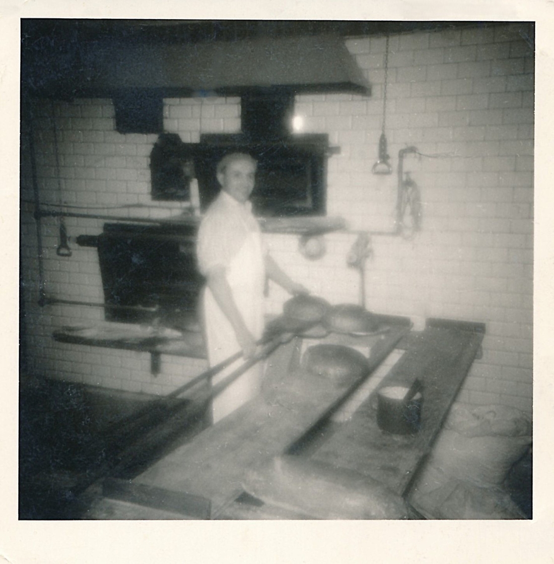 Julius Tikovits (1917/+1982) in seiner Bäckerei Wienerstraße 40