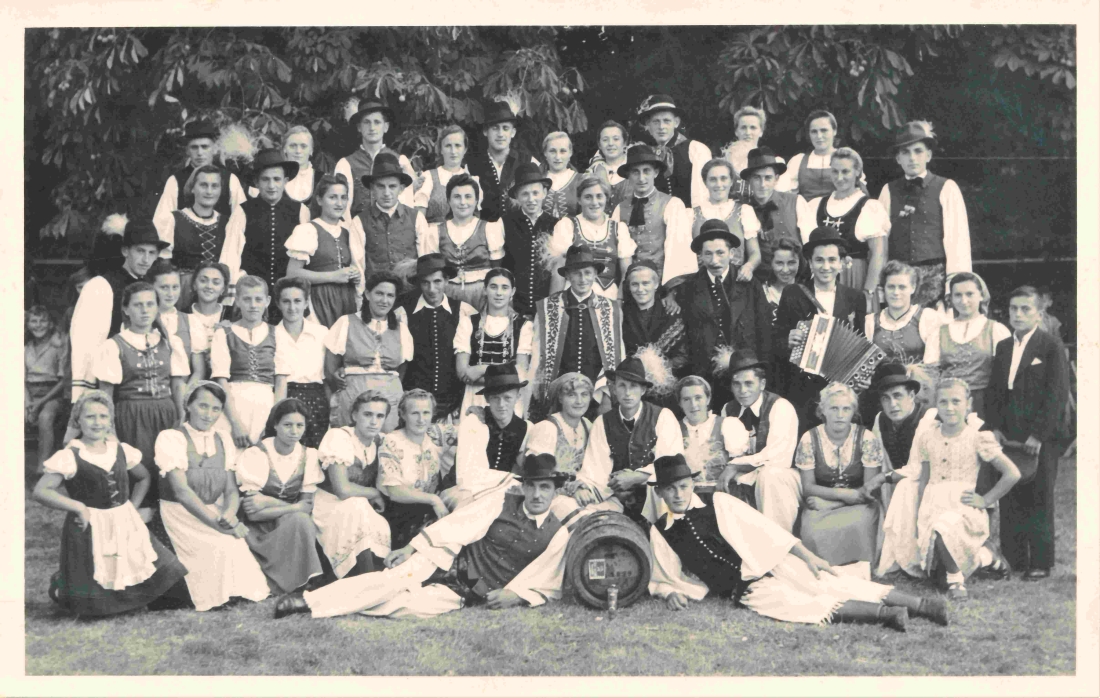 Die Mitglieder des Lesevereins der reformierten Pfarrgemeinde in ihren Trachten