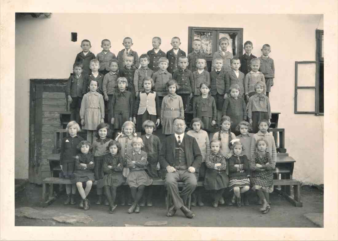 Klasse der evang. Schule AB mit Lehrer Mühl