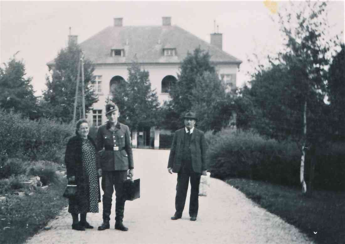 Josef Simon (*1926/+2000) als Soldat der Wehrmacht an seinem Einrückungstag vor der Kaserne