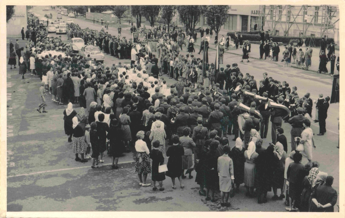 Röm. kath. Pfarre - Primiz von Julius Dirnbeck: Empfang am Hauptplatz am Tag der Primiz dem 5. Juli 1964 durch die Pfarrgemeinde und die Militätmusik