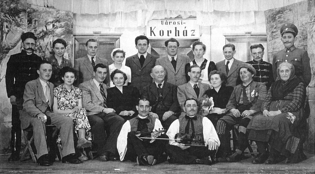 Theatergruppe unter der Regie von Ludwig Bendekovits