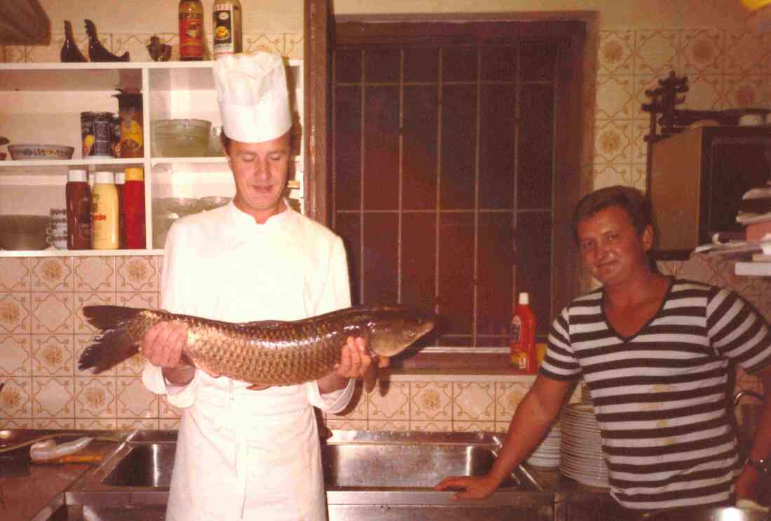 Pizzeria da Giovanni (Lisztgasse 1): Johann Kreuzbichler mit dem von Siegi Samer gefangenen Amurkarpfen