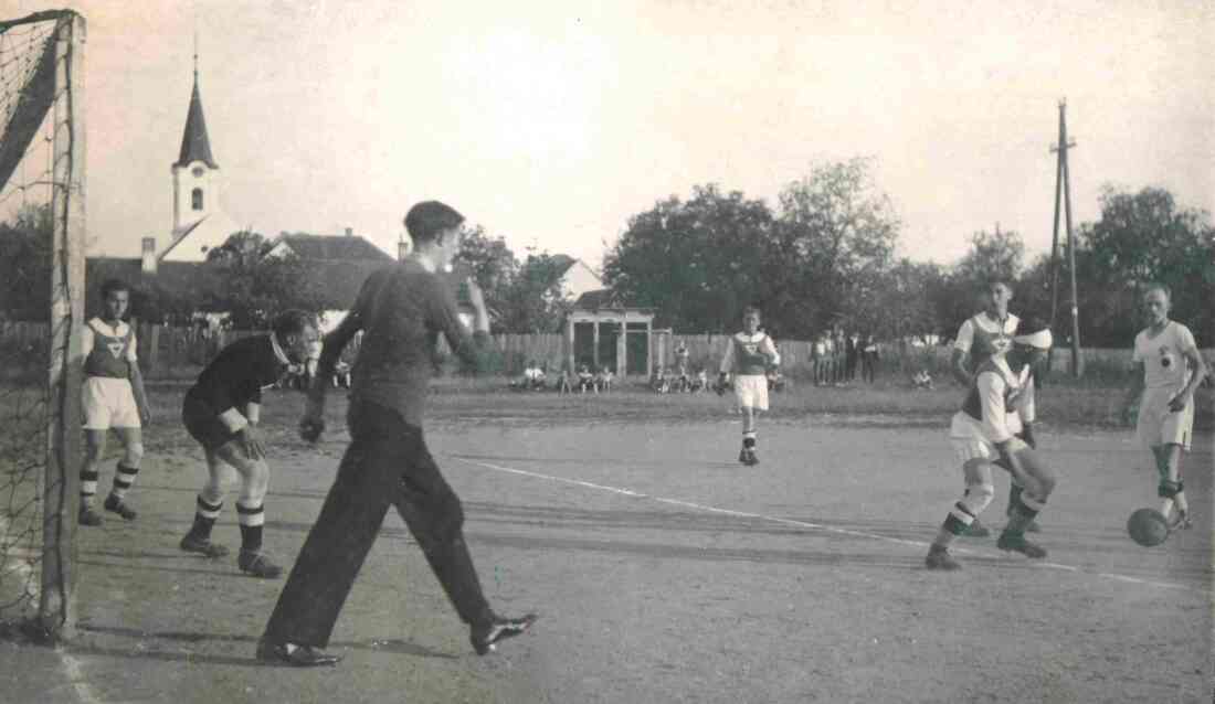 Fußball: Spiel der Reichsbahn-Mannschaft am SC-Platz / Kurz