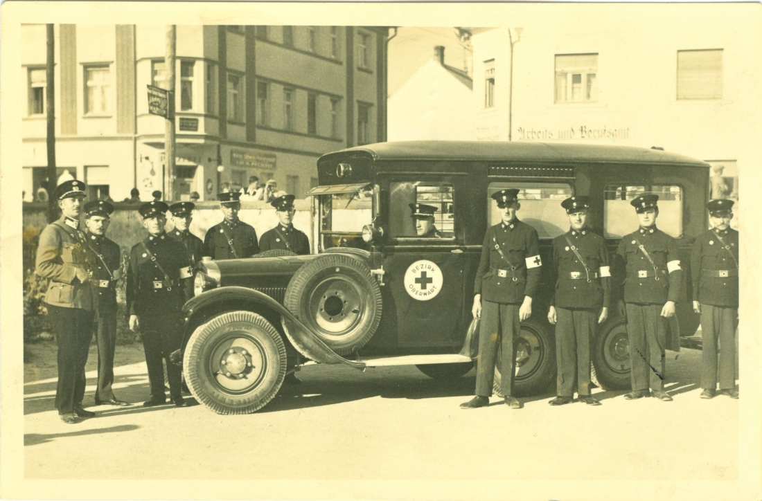Rettungswagen bzw. Sanitätskraftwagen der Feuerwehr - Rotes Kreuz: Mannschaft mit Wagen