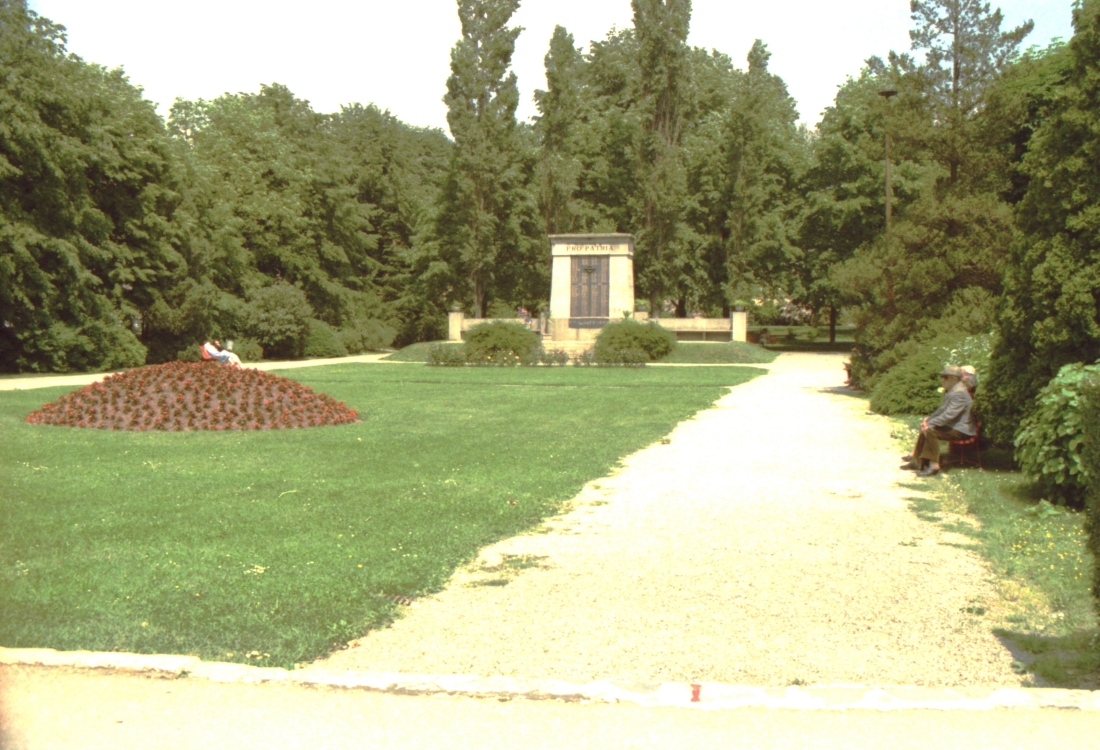 Kriegerdenkmal mit Teilen des Stadtparks