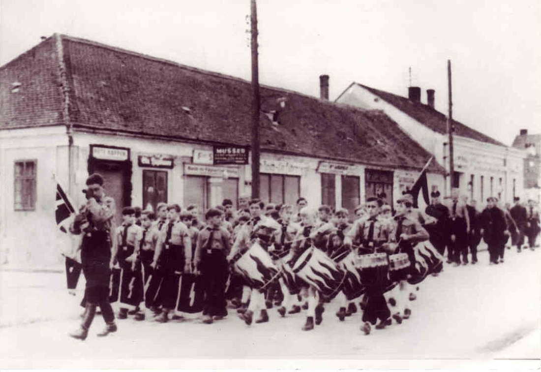NAZIS: Aufmarsch der nationalsozialitischen Hitlerjugend (vor den Häusern Hauptplatz 4)