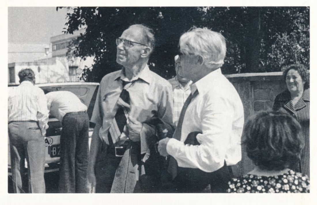 Auswanderer Karl Heigl (*1903) mit Bruder Rudolf vor seiner ehemaligen Dienststelle dem Schloss Rotenturm
