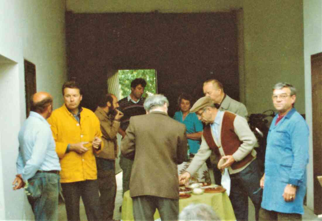 Röm. kath. Pfarre: Fronleichnamsprozession - kath. Männerrunde im Haus Arth (Steinamangererstraße 68) bei der Stärkung nach dem Aufstellen der Birkenzweige