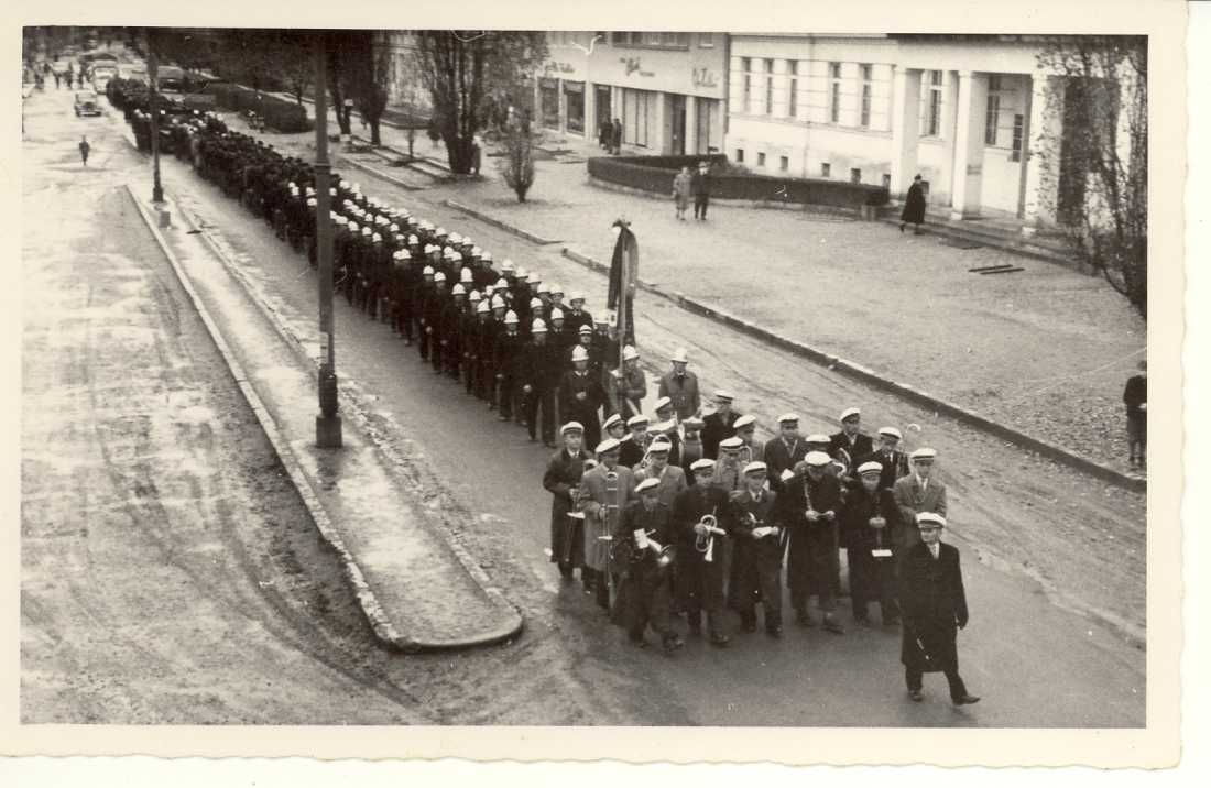 Stadtkapelle und Feuerwehr: Trauerzug Begräbnis Samuel Hutter (+12.11.1955) - evang. AB