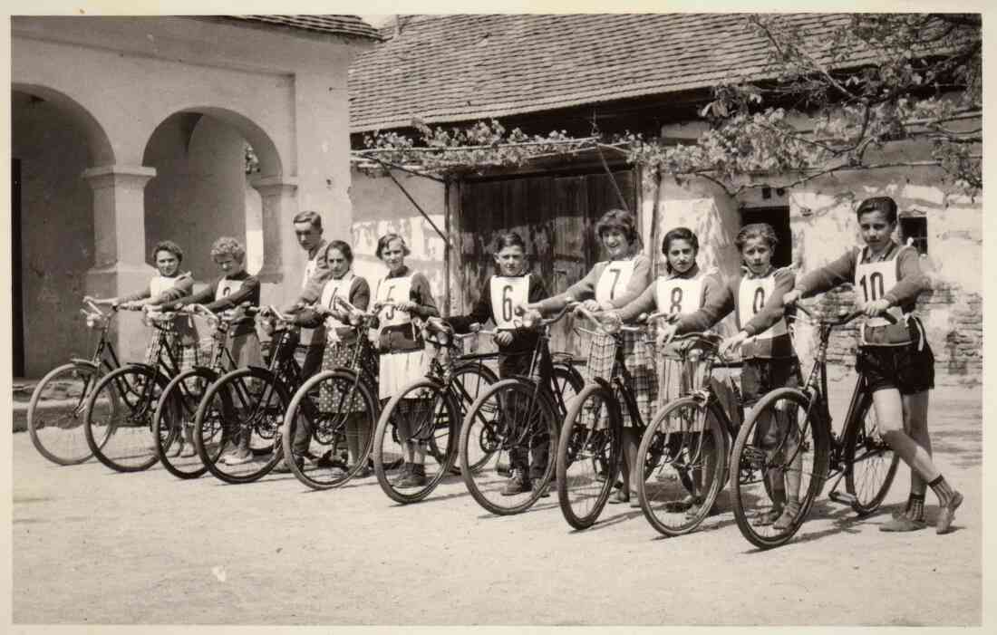 Fahrradprüfung im Hof der reformierten Schule (Ref. Kirchengasse 9)