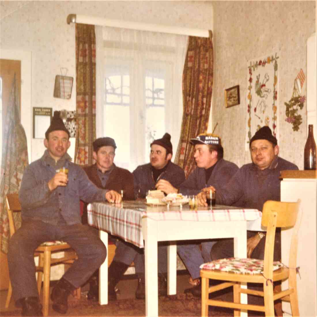 Fam. Tölly Mühlgasse 7: Runde nach dem Bauholz schlagen