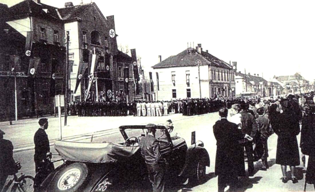 NAZIS: Aufmarsch am Hauptplatz in der NS-Zeit