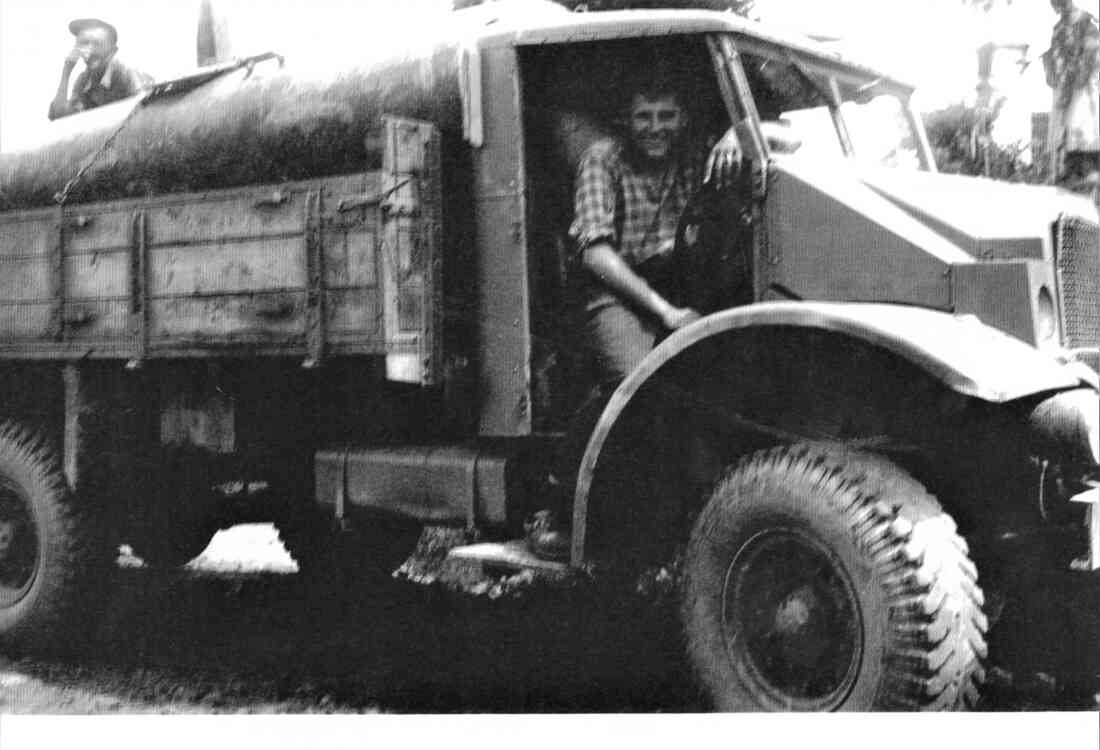 Bauamt: Otto Benedek chauffiert einen LKW der Marke Chevrolet als "Wasserwagen" - Straßenbaubezirksamt