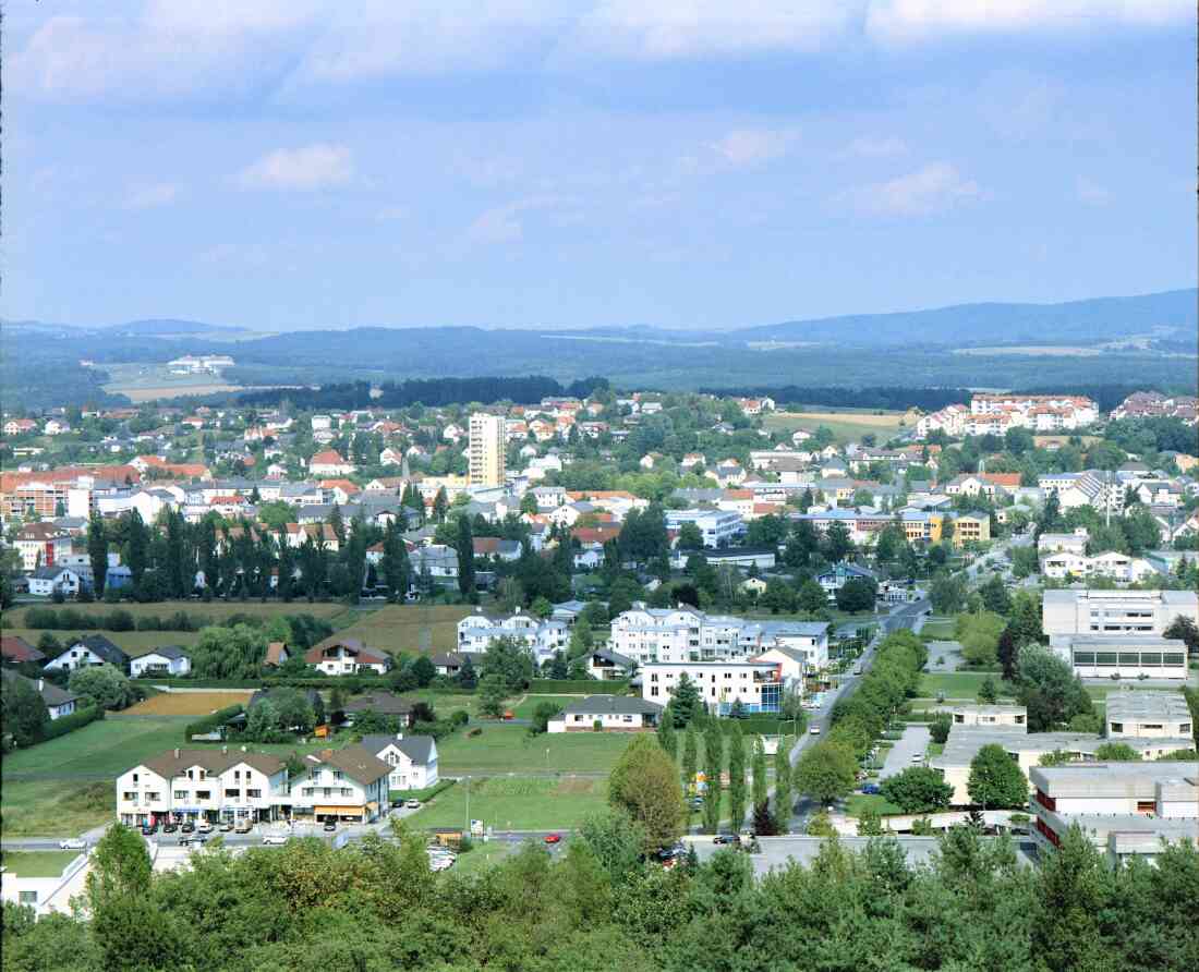 Gesamtansicht: Stadtmitte mit dahinter liegendem Teil des Schuldenbergs