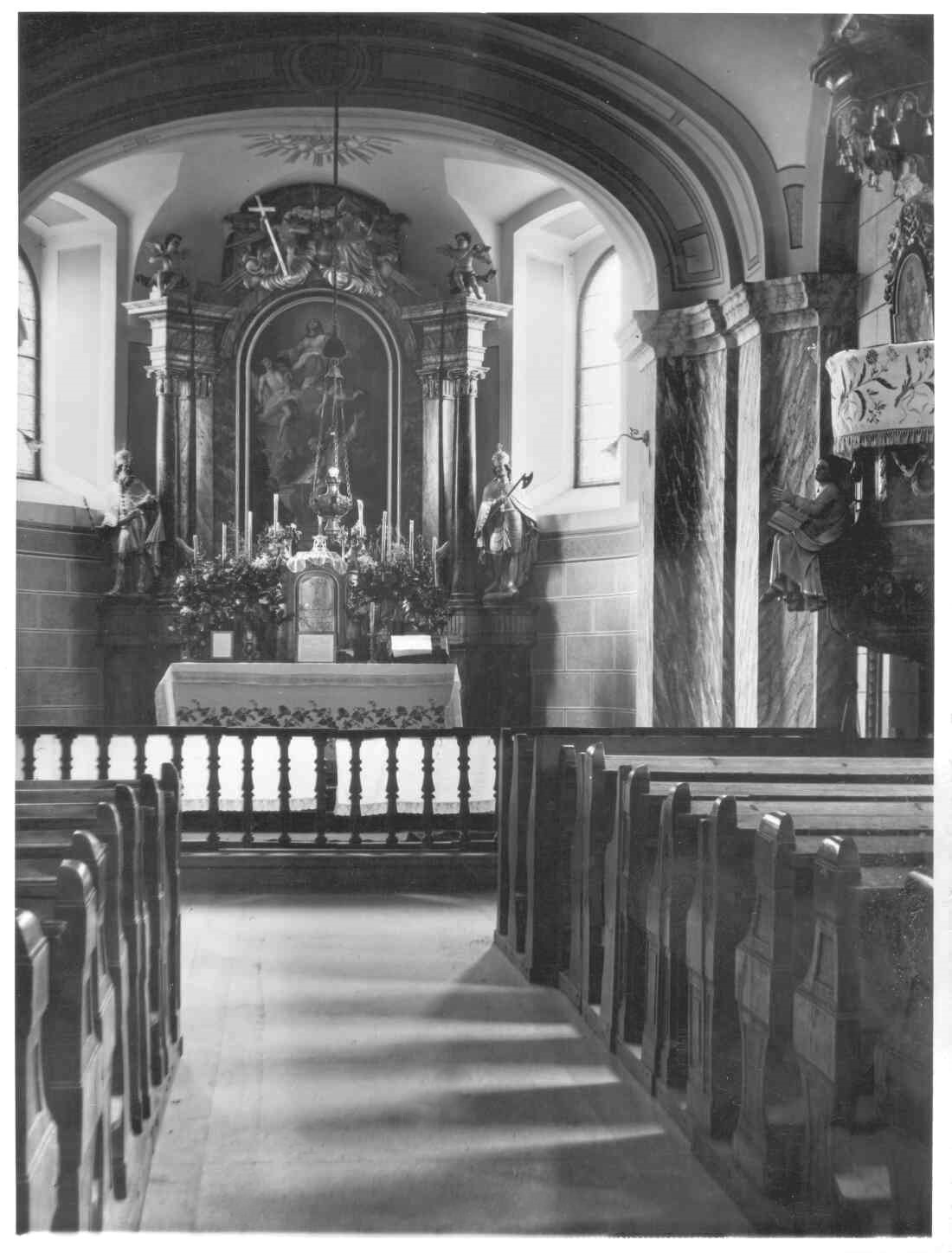 Alte röm. kath. Pfarrkirche "Maria Himmelfahrt" - Innenraum