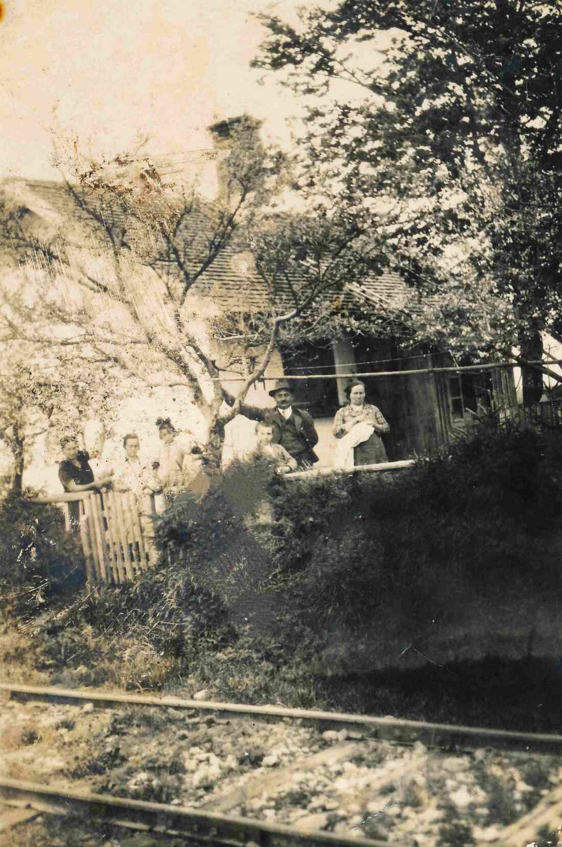 OW 652 / Wächterhaus 14 in der Warthenau mit Familie Benkö (heute Parkplatz gegenüber Augasse 4)