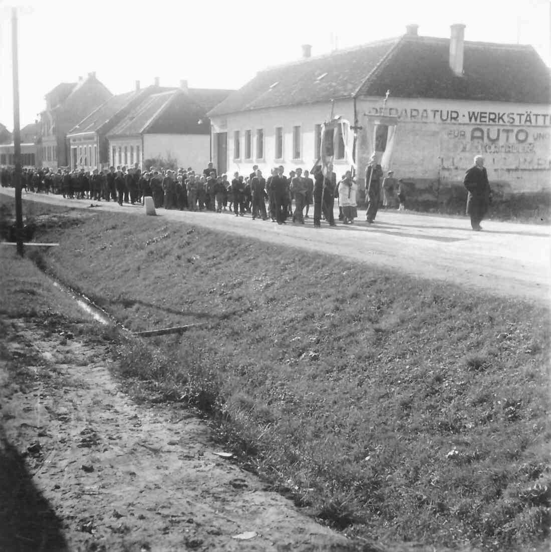 Sogenanntes "Rotes Kreuzes": Weihe (vor Wienerstraße 51) Die feierliche Prozession erreicht das Kreuz