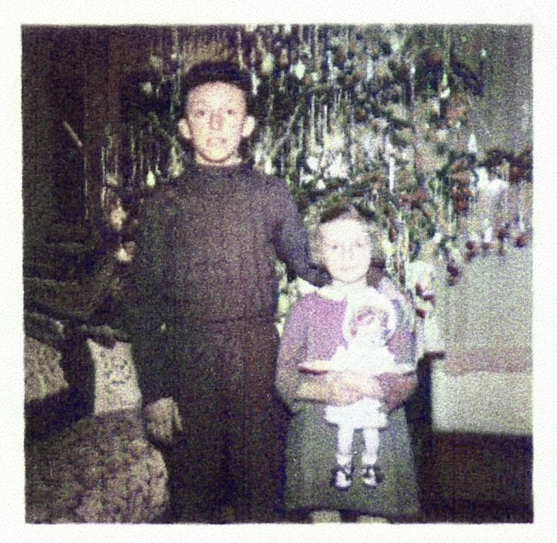 Weihnachten vor dem Christbaum: Erich Steurer (*1939) mit Schweseter Helga (+1947) - Wienerstraße 76