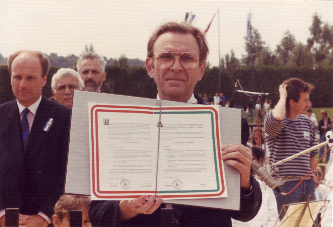 50 Jahre Stadterhebung: Bgm. Michael Racz (13. Mai 1982 - 31.Dezember 2001) mit der Urkunde zum Jubiläum "50 Jahre Stadterhebung"