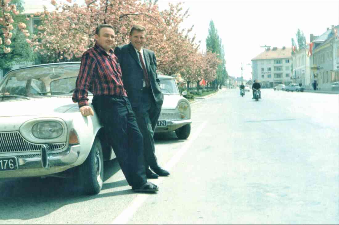 Stolze Autobesitzer mit Blick auf den Hauptplatz (Wertner/Benedek)