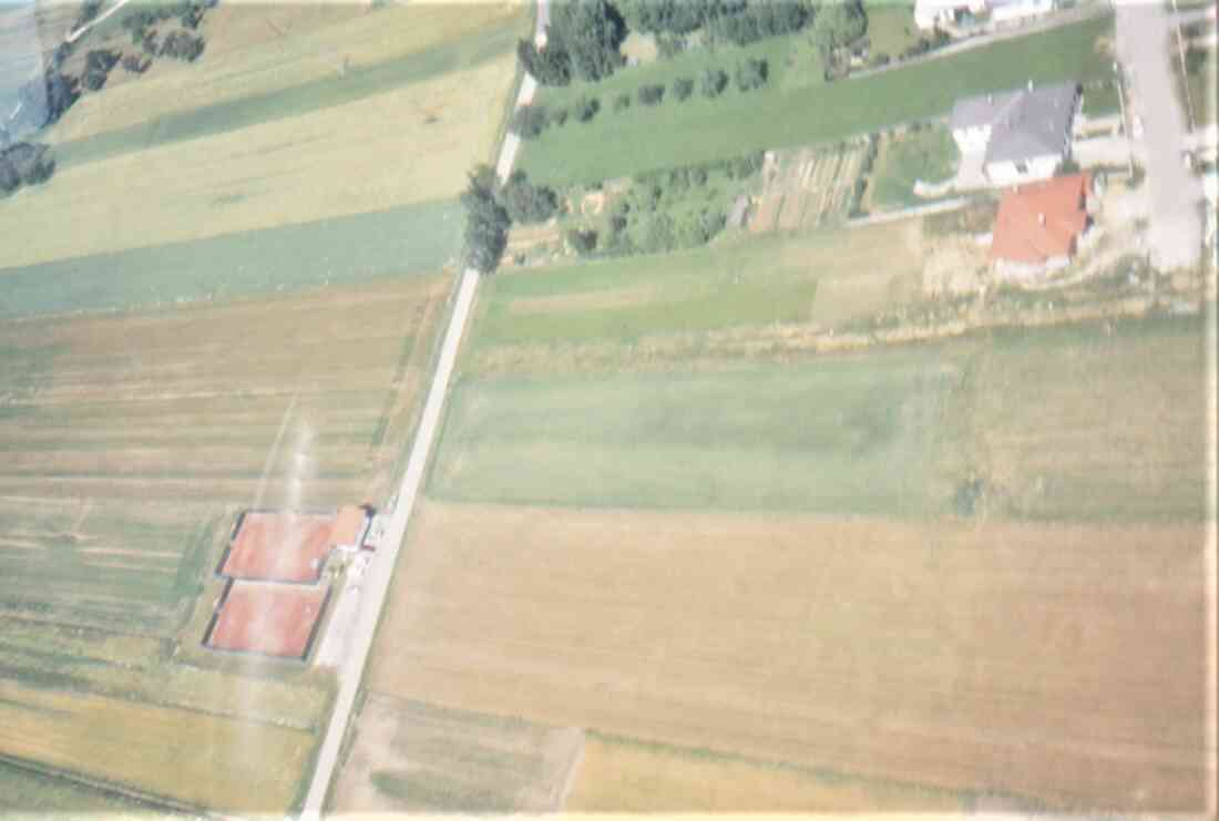 St. Martin: Flugaufnahme/Luftbild - Blick auf den neuen Tennisplatz und das noch unverbaute Gebiet rundherum