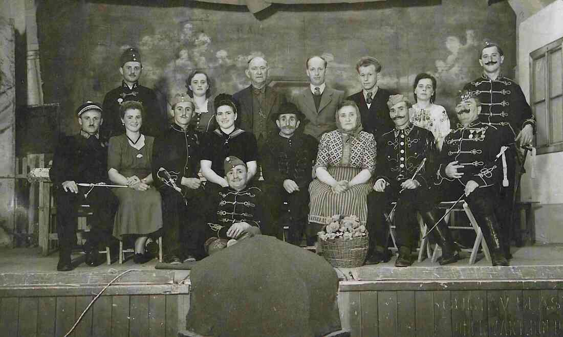 Theateraufführung im Genossenschaftssaal :  "A Csókolózó Huszár" (Der küssende Husar) unte der Regie von Ludwig Bendekovits