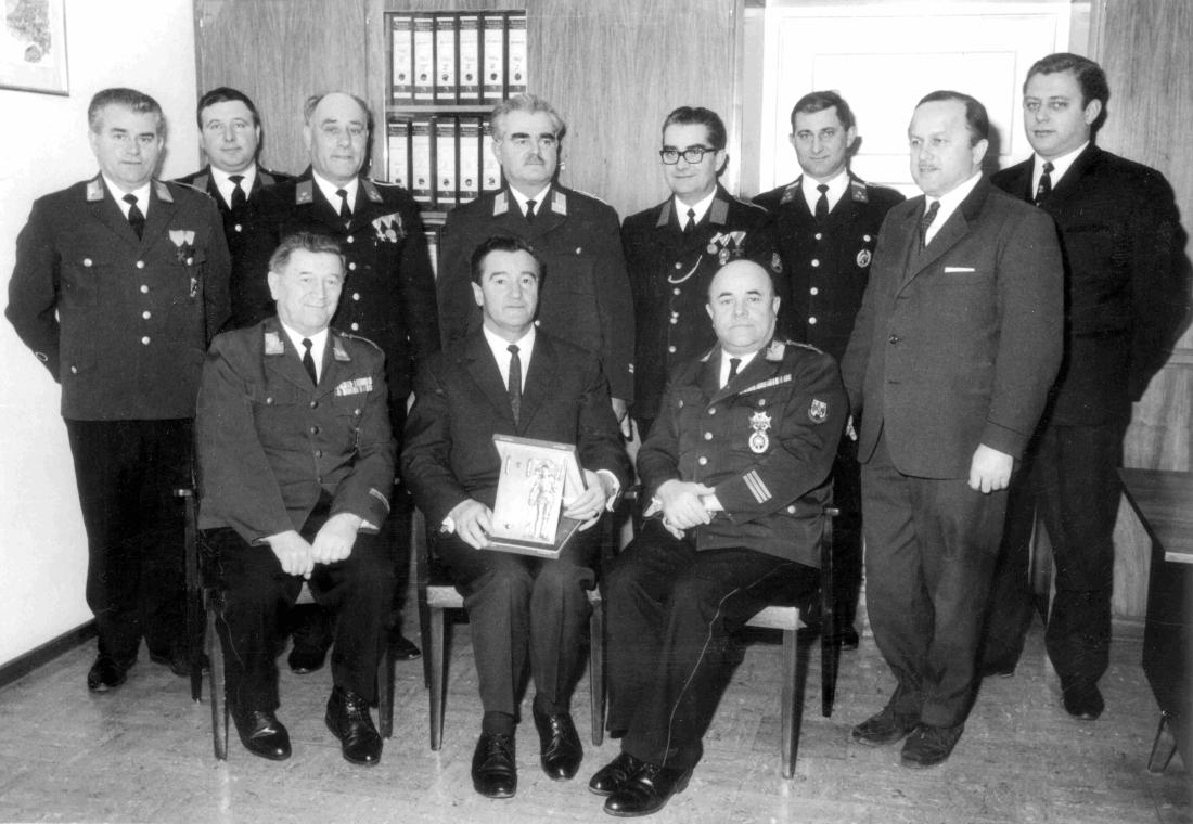 Verleihung des Florianiordens durch die Feuerwehr an Bgm. Dir. Ferdinand Hatvagner (Schaffer/Widder/Pleyer/Riczinger/Levonjak/Granich/Heigl/Septer/Schober/Fülöp)