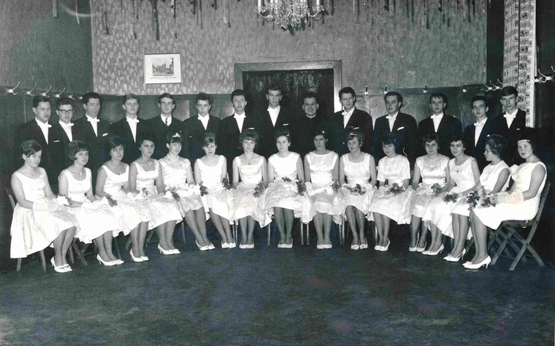 Röm. kath. Jugendball 1962: Gruppenbild - Dirnbeck/Asboth/Oswald/Kajdocsy/Obojkovits/Heigl/Miklos/Kaufmann/Zsifkovits-Hupfer/Kelemen/Adorjan/Palank/Szalay/Herczeg/Zsifkovits/Szaffich/Kojnek/Herowitsch/Miertl/Tikovits/Hicke