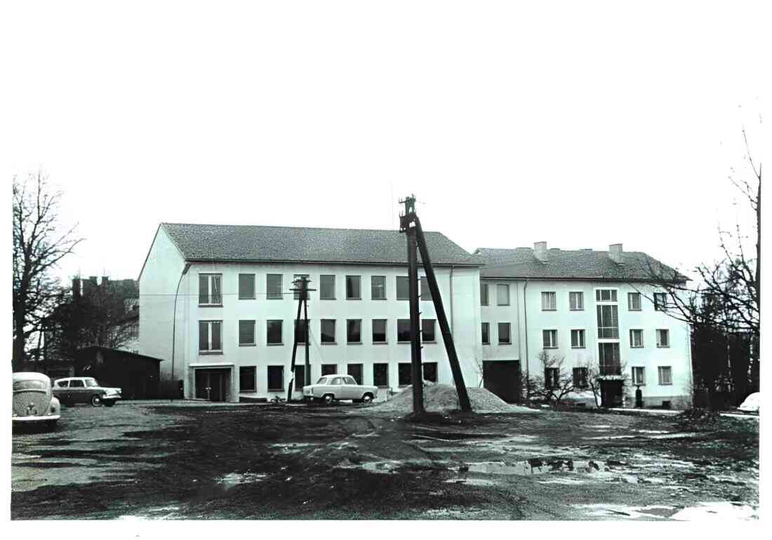 Blick über den Bahnhofsvorplatz auf den nordwestlichen Teil der neuen Bundesamtsgebäude
