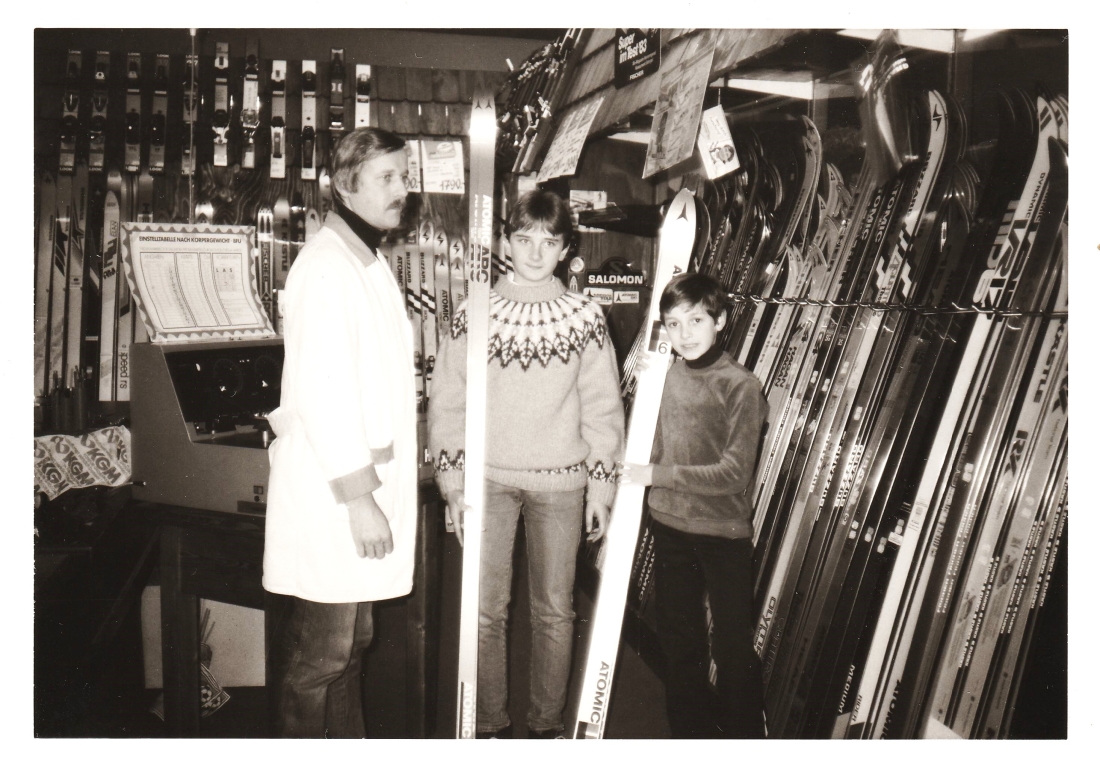 KGM/Konsum/COOP: Mitarbeiter der Sportabteilung Walter Kurz als Skiverkäufer im Forumgebäude (Wienerstraße 1)