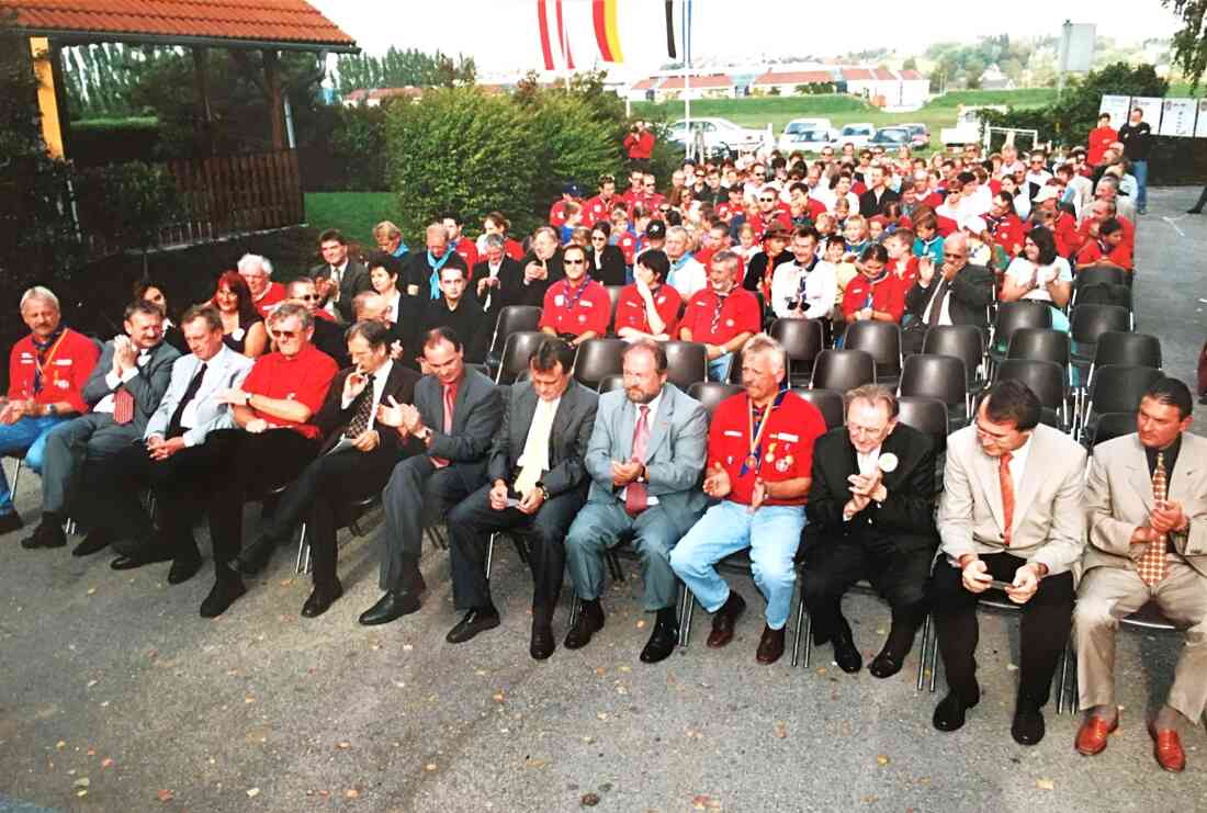 Geschichte der Pfadfinder und deren 50-jähriges Bestandsjubiläum im neuen Pfadfinderheim (Dornburggasse 102) am 7. Oktober 2001 - Steflitsch/Kurz/Heiling/Fleischhacker/Hicke/Schranz/Steindl/Niessl/Pongracz/Racz/Volcic/Gilschwert