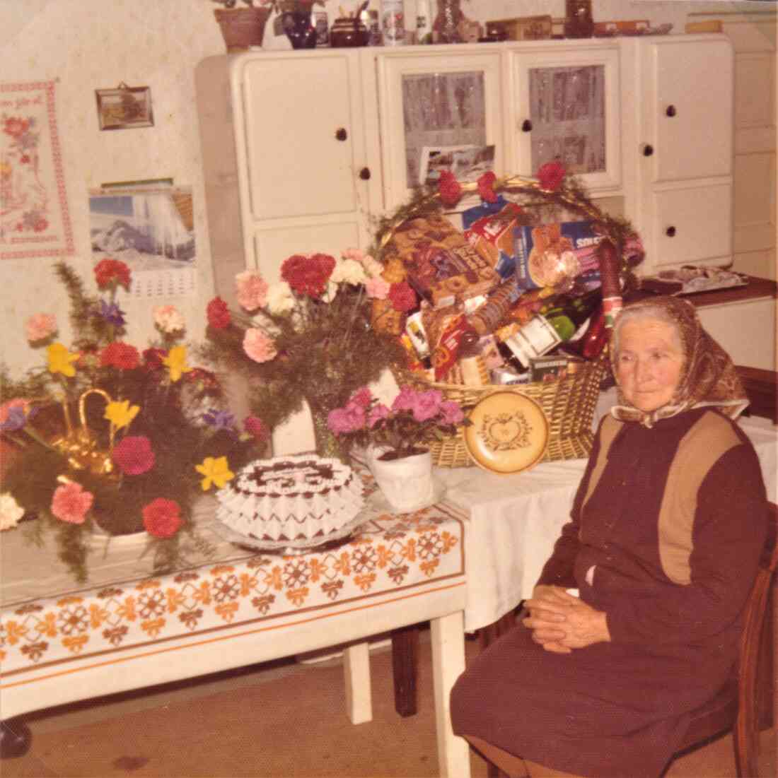 Geburtstagsfest zum 70-er Elisabeth Tölly (geb. Baliko, *1906 / +1993): Der Gabentisch - Mühlgasse 7