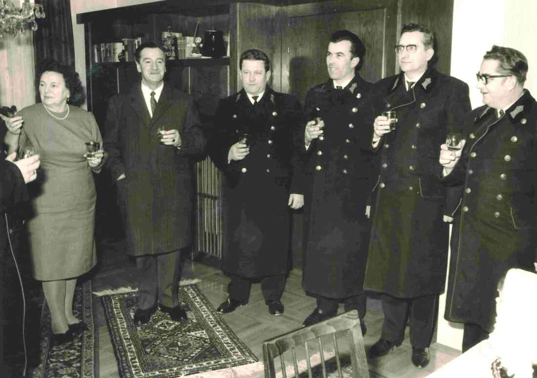 Im Wohnzimmer der Fam. Bgm. Ferdinand Hatvagner: die Stadtfeuerwehr unter Kdt. Alexander Granich gratuliert im Feber 1970 zum 60. Geburtstag - Muth/Benkö/Simon/Heigl