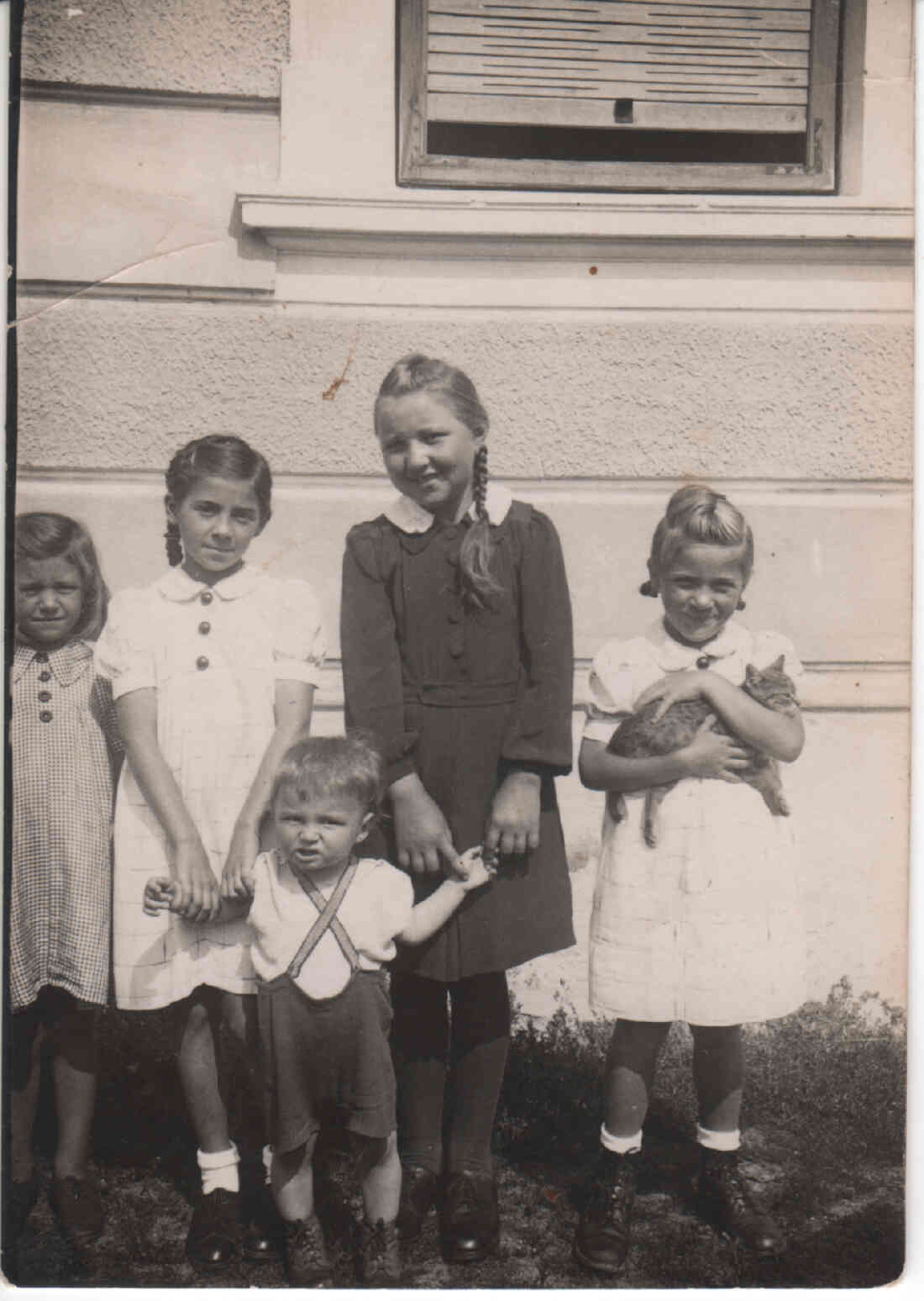 Gisela Adjoran und ihre Schwester Anna als junge Mädchen - Original: "Gisela Adjoran and her sister Anna as young girls"