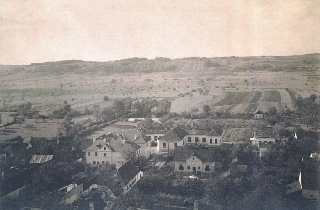 Das Areal des Bezirksstiftungskrankenhauses (Spitalgasse / heute Dr. Emmerich Gyenge-Platz) mit Blick gegen SW auf die dahinterliegenden Felder
