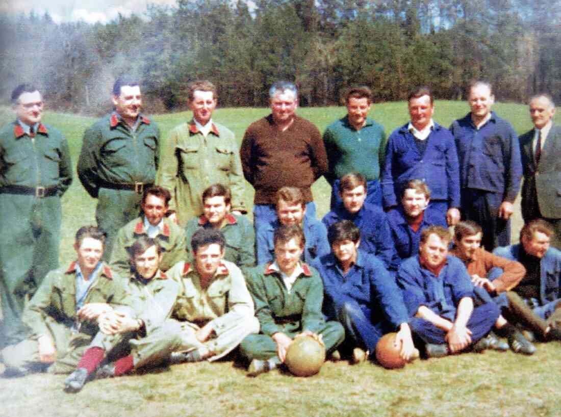 Fußball in St. Martin: angetreten sind die Männer der Feuerwehr in Grün gegen "die Anderen" in Blau