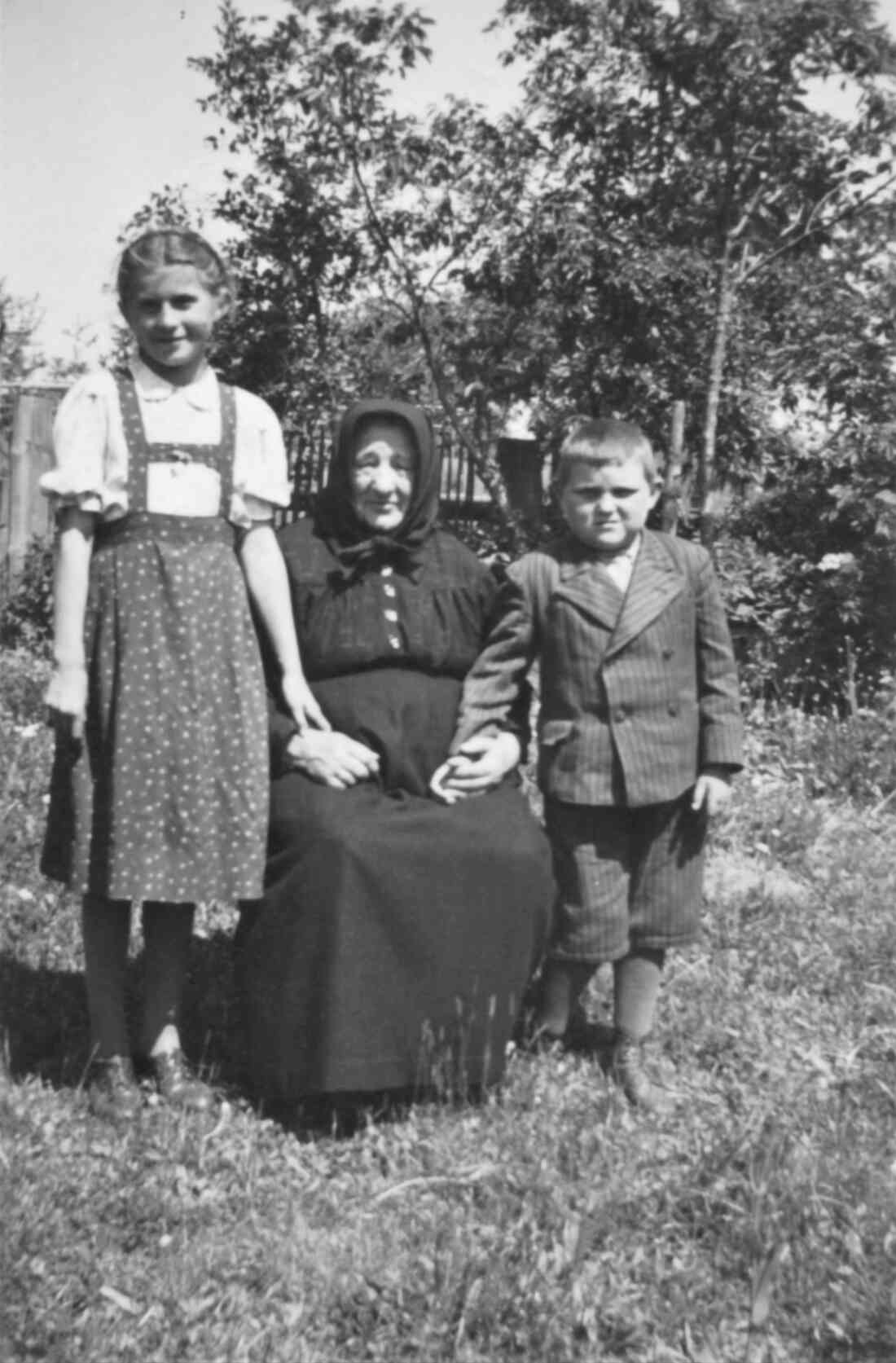 Großmutte Miklos mit Enkeln