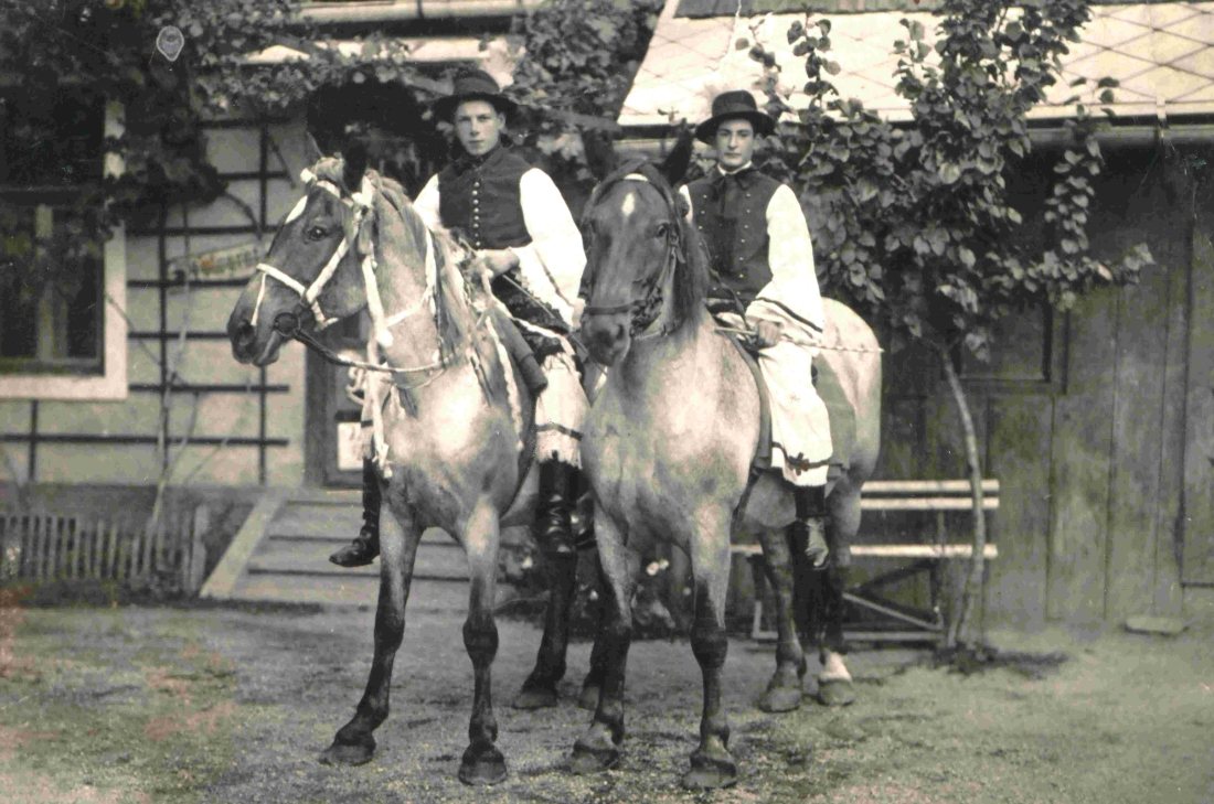 Reiter auf ihren schönen Pferden in der ungarischen Tracht des reformierten Leseveins: Johann Topler (*1915/+1998) und Ludwig Benkö (*1917/+1990)