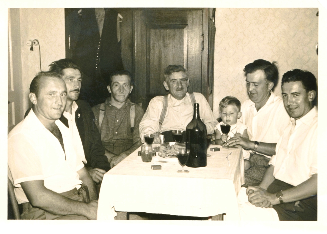 Gesellige Männerrunde im Hause Seper - OW 814 / Ahorngasse 3 (Benkö/Raba/Wölfel/Rath)