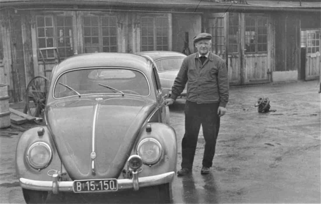 Josef Benedek (*1907 / +1964): Mit dem VW-Dienstwagen vor den Garagen des Bauamtes (Ambrosigasse 15) - Straßenbaubezirksamt