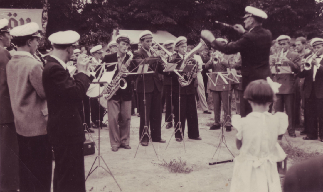 Stadtkapelle Oberwart: Platzkonzert während einer Tombola unter Dirigent der Gründungskapellmeister Johann Kappel auf dem sogenannten Russensportplatz (heute Finanzamt/Park)