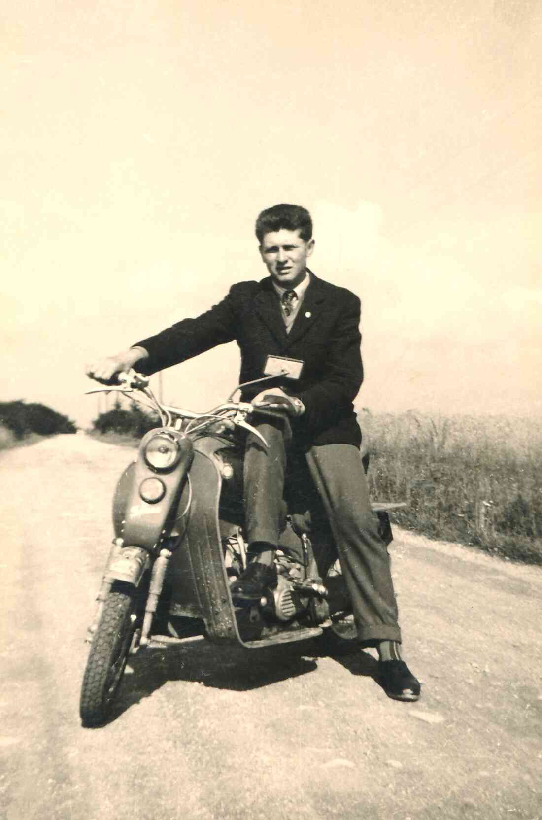 Alexander Adorjan mit seinem Mopedroller "Lohner - Sissy" Bj. 1959