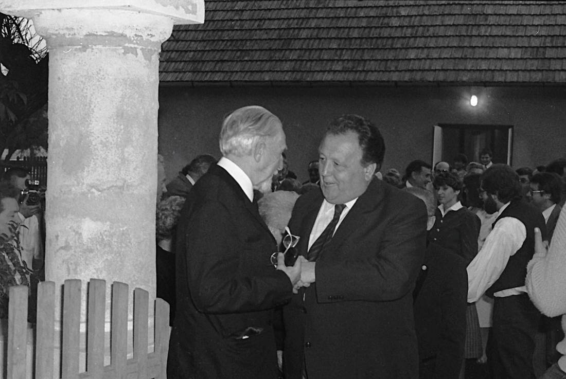 Nach der Buchpräsentation "Arkadenhäuser im Südburgenland" vor dem ref. Lesevereinssaal - Toth/Kranich