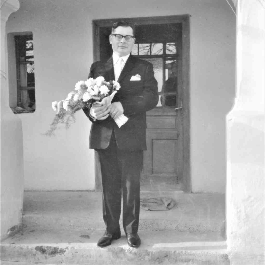 Hochzeit Isabella Baliko und Ernst Tölly am 4. Juli 1967: der Bräutigam verlässt das Elternhaus (Mühlgasse 7)