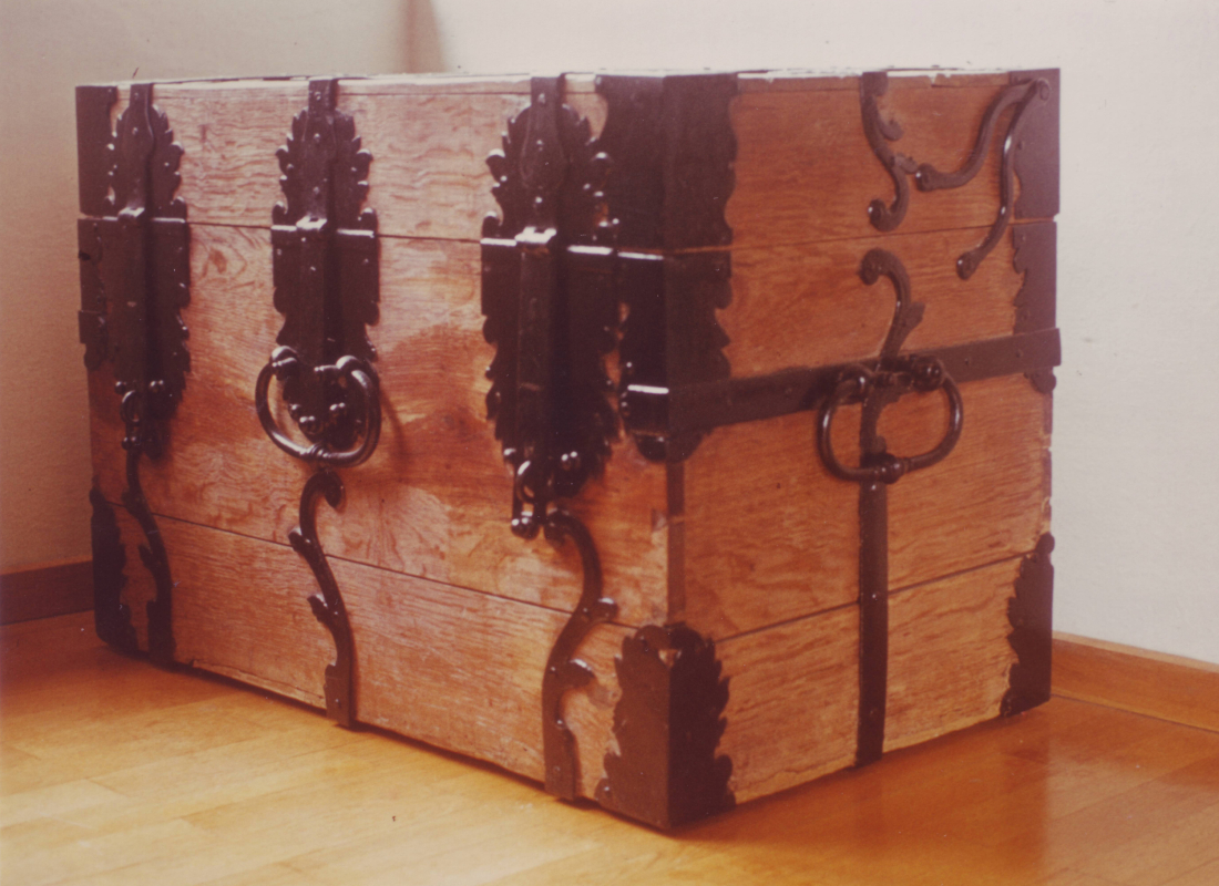 Ehemalige Kirchentruhe der evang. Pfarrgemeinde AB