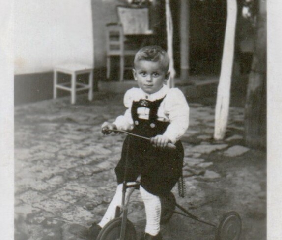 Hans Miertl (*1962) auf seinem Dreirad
