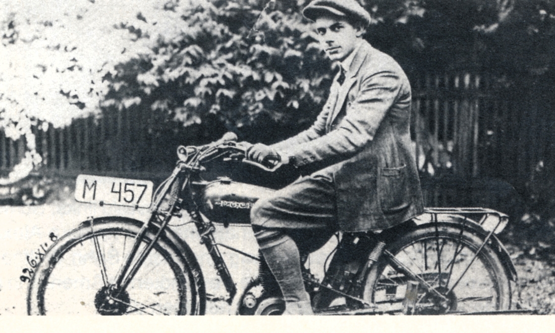 Karl Heigl (*1903) auf seinem Motorrad