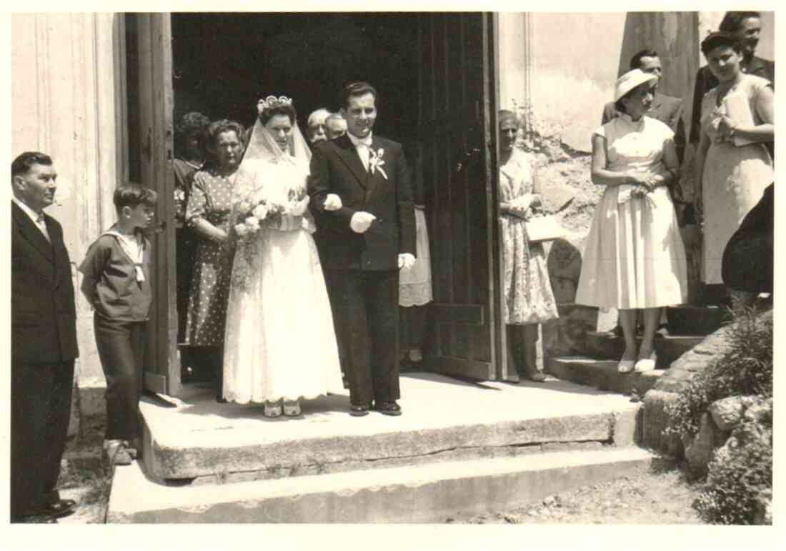 Hochzeit von Margaretha Simkovits und Stefan Miertl am 25. Mai 1958 - Auszug nach der Trauung aus der Bergkirche Pitten (Langer)