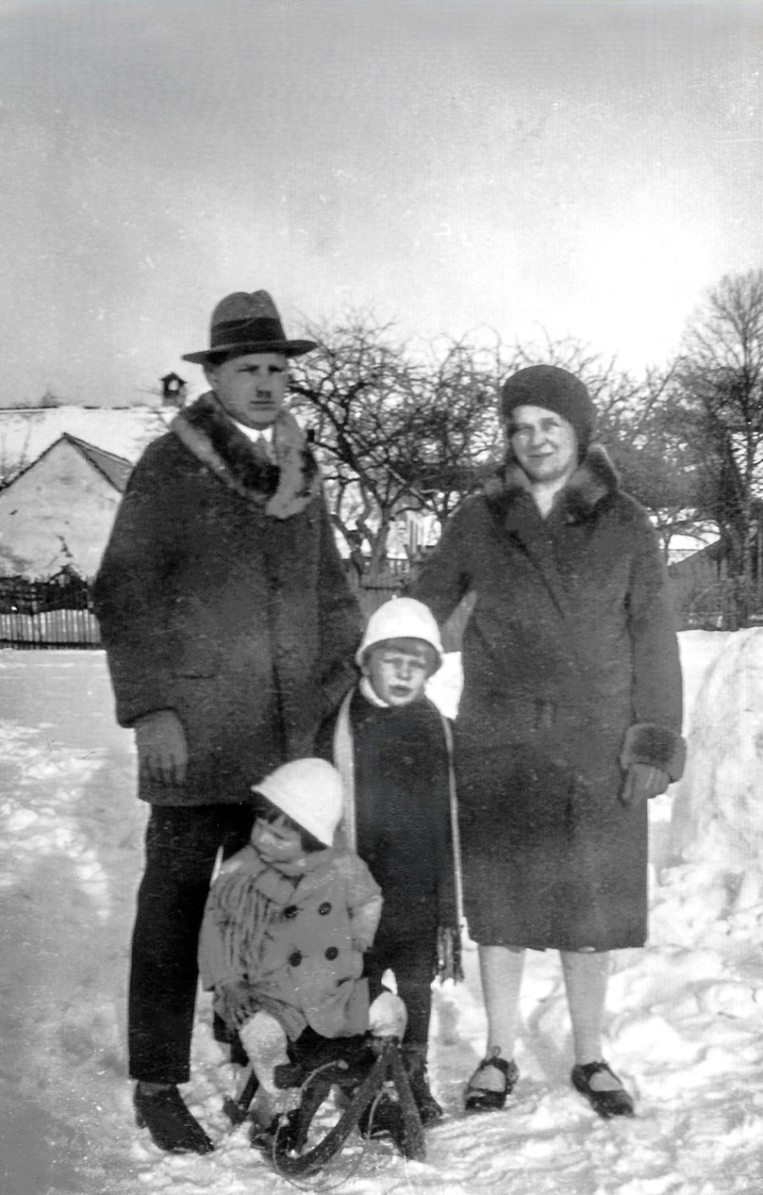 Das Ehepaar Johann Unger (*1907/+1977) und Maria Unger (*1904/+1980) mit den Söhnen Hans und Herbert